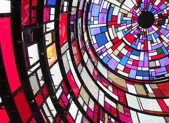 Tom Fruin, la transparence en ouleurs