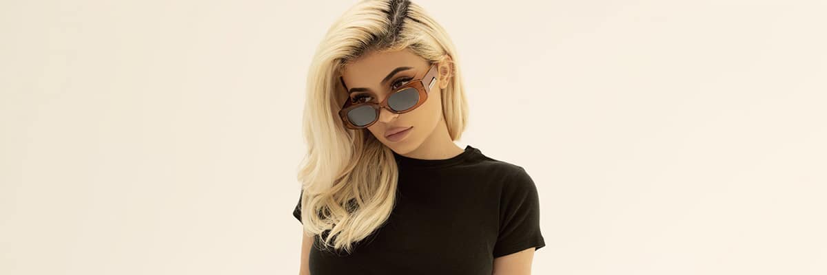 Kendall et Kylie Jenner qui ont imaginé des lunettes de soleil sexy, soit rétro soit futuristes, en vente chez Atol Les Opticiens cette saison