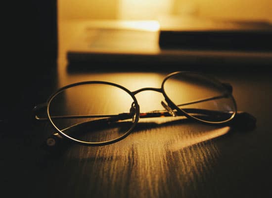 signification des lunettes dans les reves : lunettes sur la table de nuit