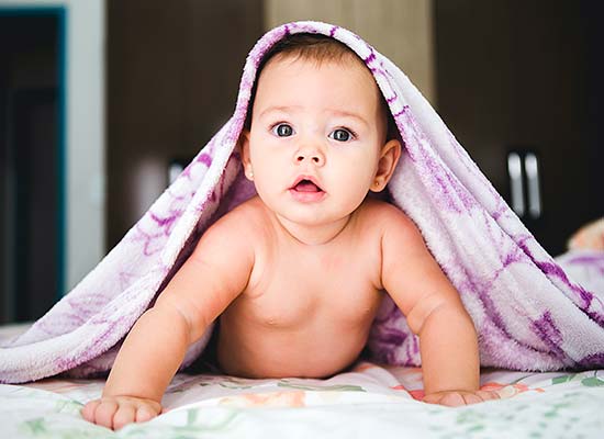 bebe avec une couverture