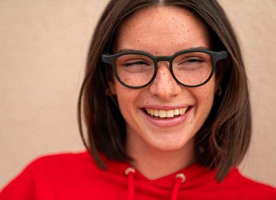 serenity-Ellcie-Healthy-lunettes-sante-pour-seniors-jeune-femme-portant-des-lunettes-serenity-ellcie-healthy