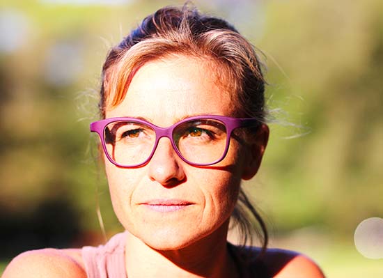 serenity-Ellcie-Healthy-femme-portant-des-lunettes