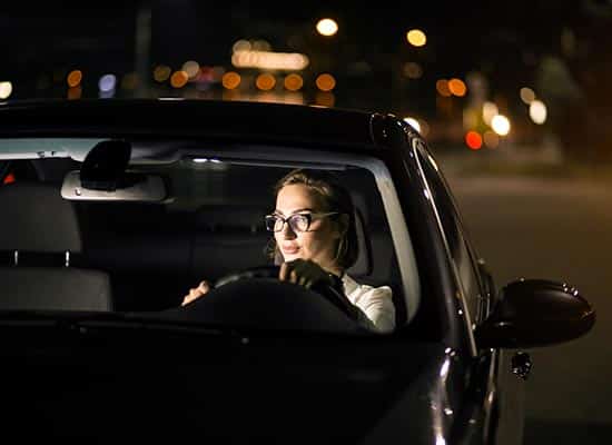 conduite-de-nuit-lunettes-femme-au-volant-voiture-vignette
