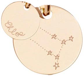 Collier chic en or avec deux pendentifs ronds, l'un gravé de "love" et l'autre présentant un design de constellation. marque merci maman