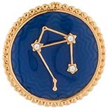 Pendentif en or avec médaillon rond sur fond bleu cannelé représentant la constellation du Sagittaire avec des cristaux incrustés. marque les nereides