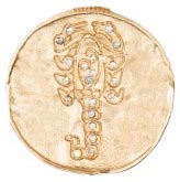 Pendentif doré avec médaillon rond texturé représentant un arbre de vie stylisé. marque maje