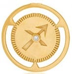 Pendentif en or avec un design circulaire présentant une figure centrale étoilée et un détail de cristal sur un fond texturé marque le manège a bijoux