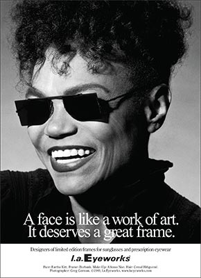 Portrait en noir et blanc d'une personne souriante portant des lunettes de soleil noires avec la citation "A face is like a work of art. It deserves a great frame." et la mention "l.a. Eyeworks".