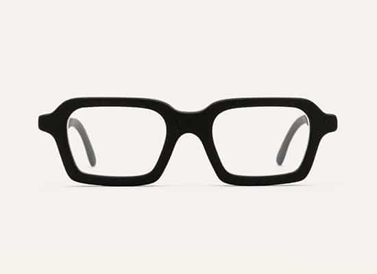 Monture de lunettes de vue noire mate légère avec un design rectangulaire épuré.