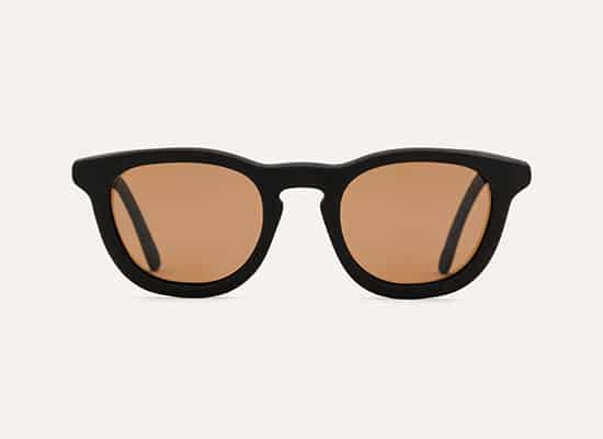 Black Wayfarer sunglasses with brown tinted lenses for a vintage look.