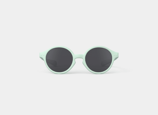 Lunettes de soleil rondes pour enfants avec monture en plastique vert pâle et verres noirs.