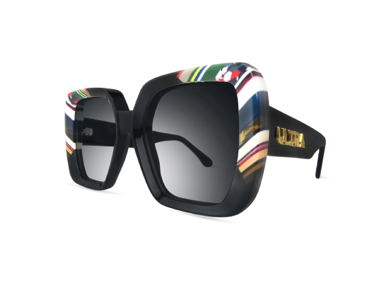 Lunettes de soleil à monture noire épaisse avec des motifs colorés sur les bords et verres noirs.