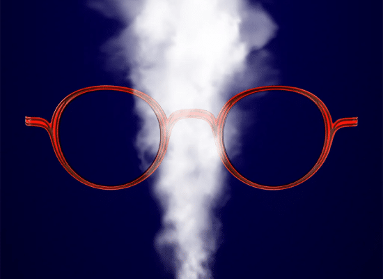 Round glasses from Théo with translucent red frames, in front of a background of white smoke on a dark blue background.