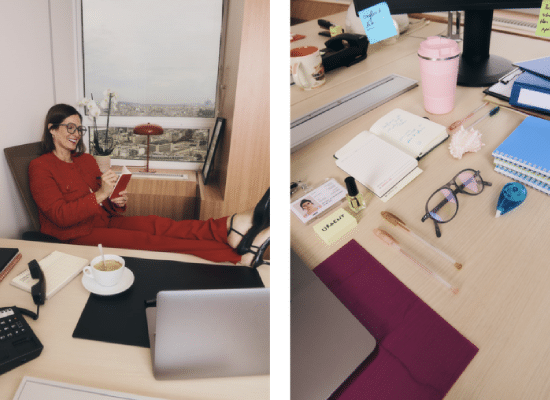 Femme assise dans un bureau, portant des lunettes, détendue avec les pieds sur le bureau, entourée d'objets.